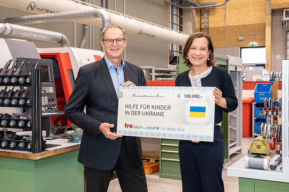 TroGroup CEO Norbert Schrüfer überreicht Spendenscheck an UNICEF-Vertreterin Anna Gudra